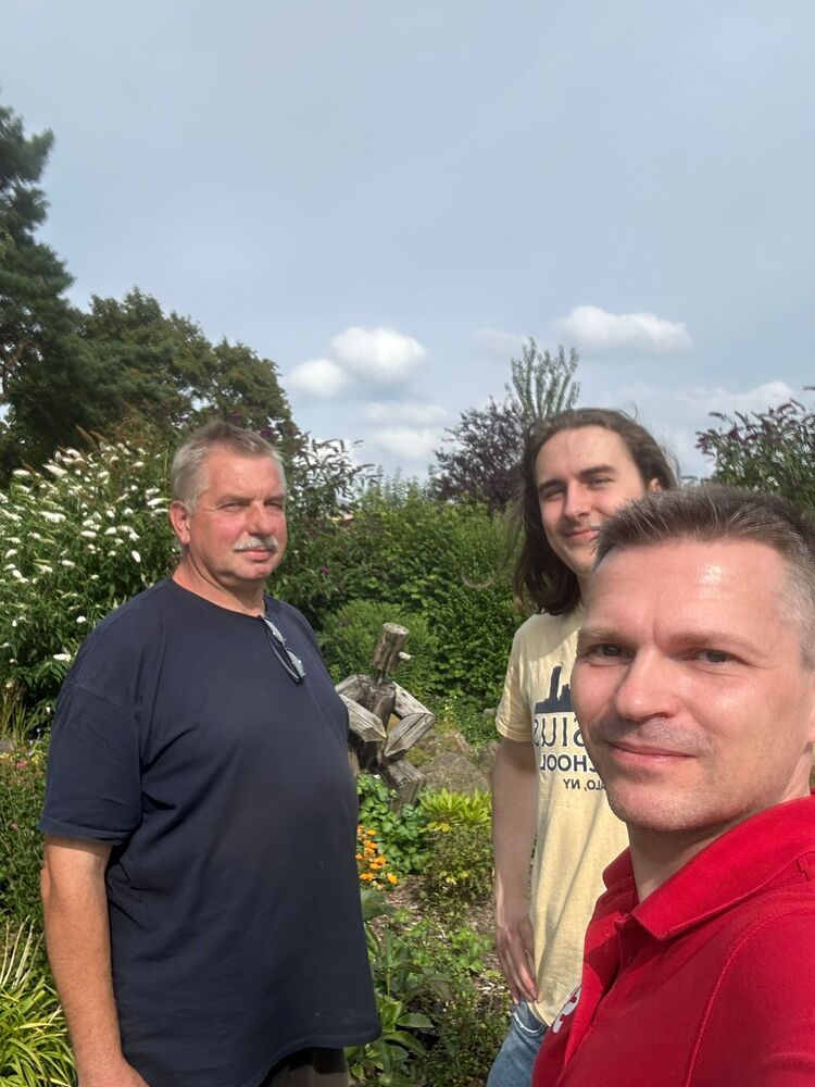 v.l.n.r.: Andreas Schütrumpf (Vorsitzender des KGV Mellmausland), Kilian Wendt Gomez, Robert Beckmann